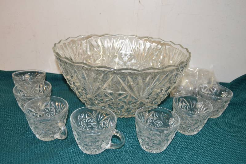lot 121 image: Punch Bowl Set