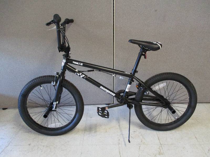 lot 14 image: Mongoose Youth Bike