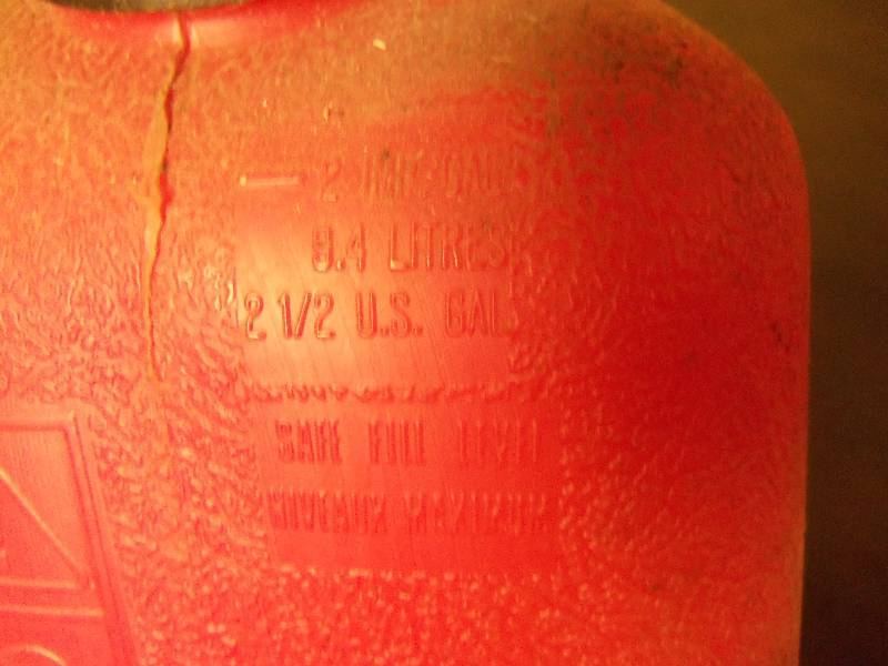 lot 9 image: 2.5 Gallon Gas Jug