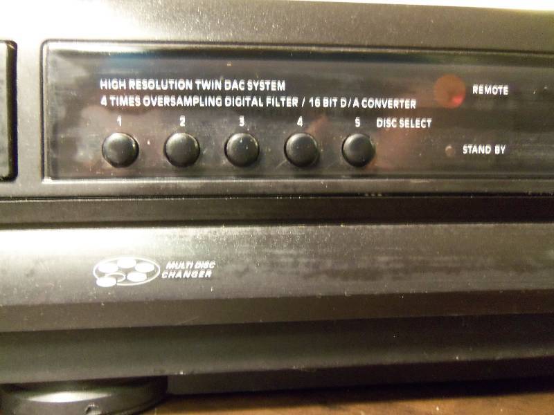 lot 26 image: Magnavox 5 Disk Player