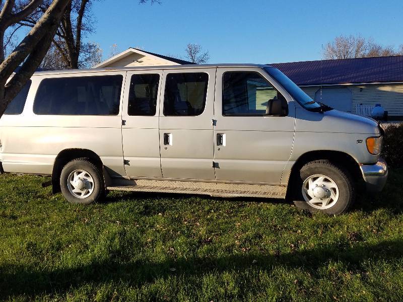 lot 3 image: 2001 Ford Econoline 15 Passenger