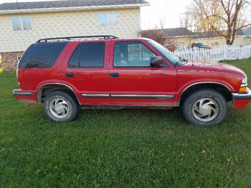 lot 2 image: 1999 Chevrolet Blazer 4X4