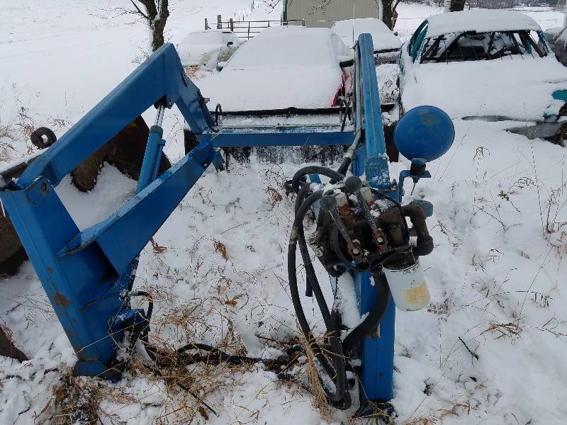 lot 6 image: Ford Tractor Loader 776A with Bucket and Front Pump