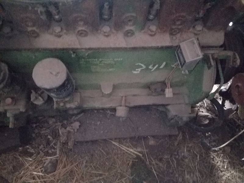lot 9 image: John Deere 341 6cyl. Gas CombineEngine