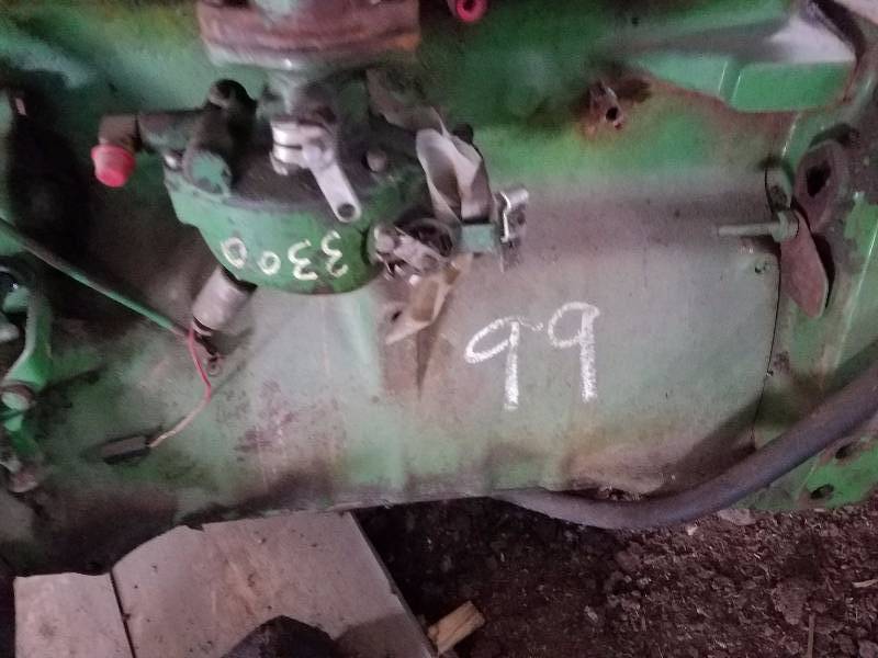 lot 50 image: John Deere 4 Cylinder gas 3300 Combine Engine