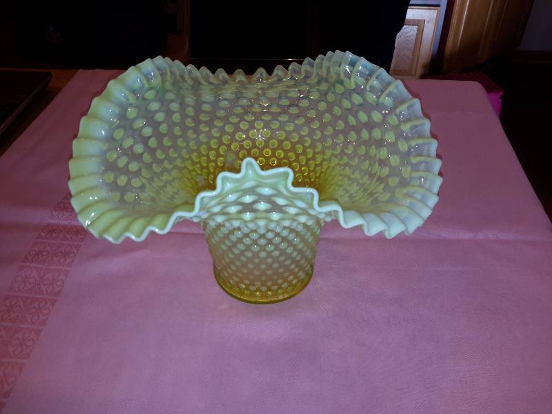 lot 19 image: 1932 Wedding Gift. Yellow Hobnail