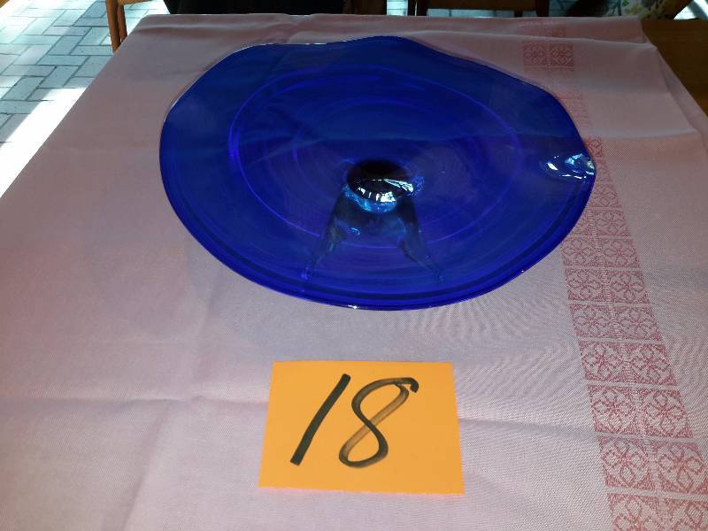 lot 18 image: Beautiful Blue Glass on 3 clear glass legs Serving Plate  Artist Jim Engebretson