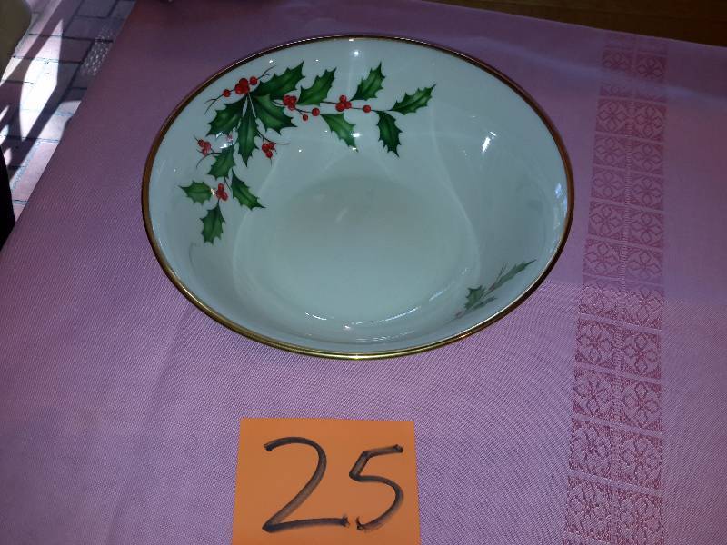 lot 25 image: Lennox Gold Trim Bowl with Christmas trim