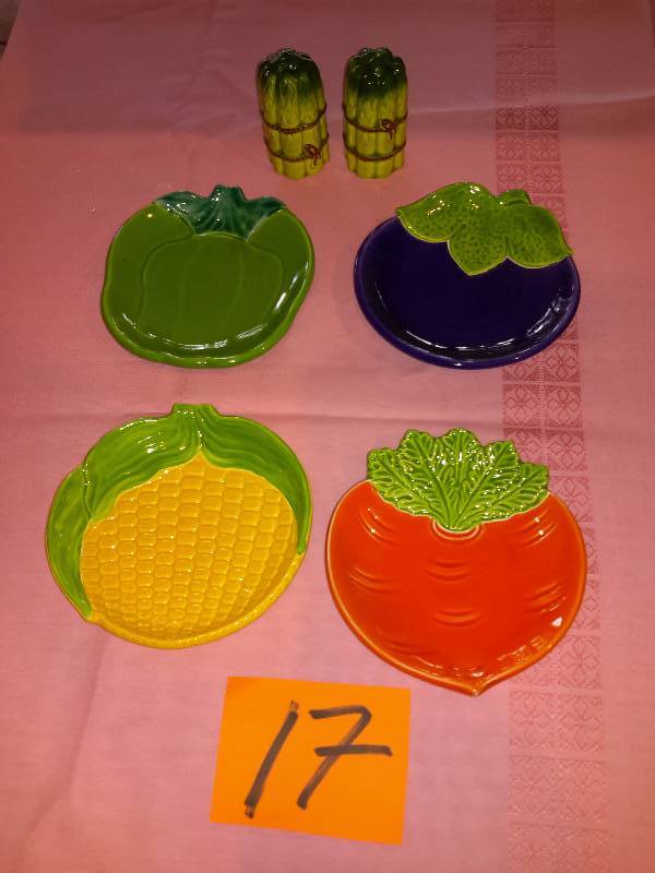 lot 17 image: 4, 6 in Vegetable plates for horsdoerves or serving set of Asparagus salt and pepper.. No artist name