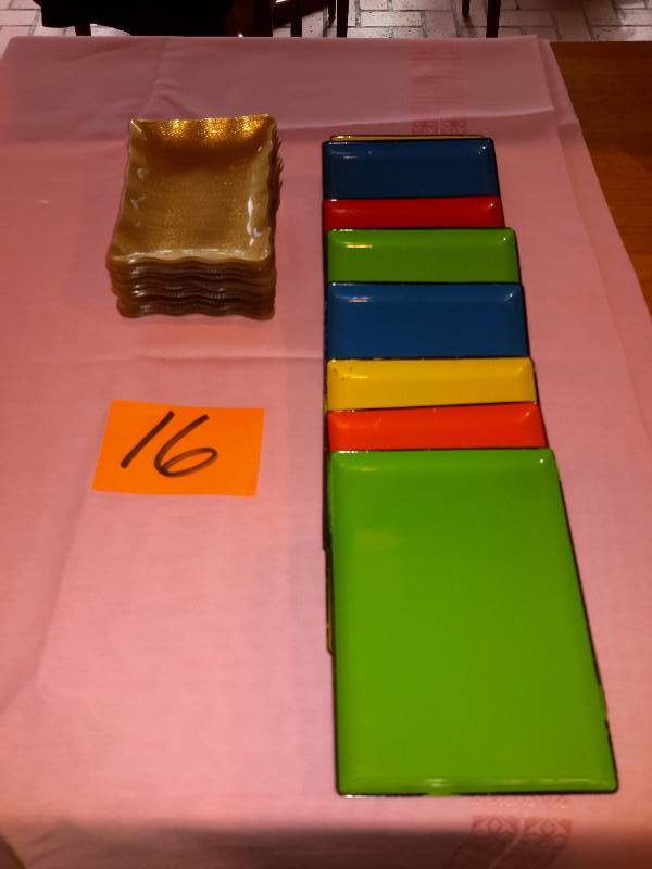 lot 16 image: 8 Plastic  serving plates from the 60s..5 12 in x 8 in.  12 ruffled edge plastic serving plates 4 in x 6in.