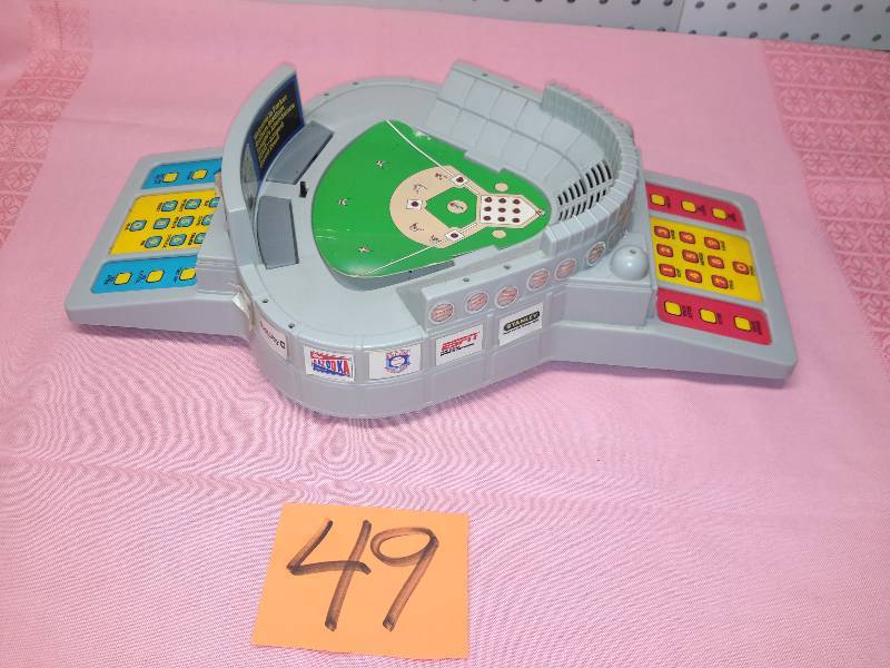 lot 49 image: Vintage Baseball Game.. This seems to work but  I didnt know how to play it.