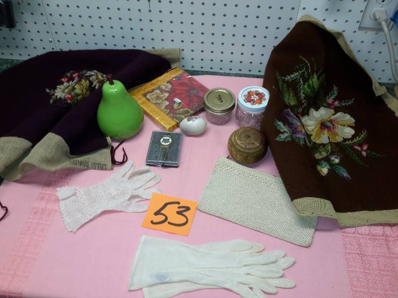 lot 53 image: Misc. Decorative items..