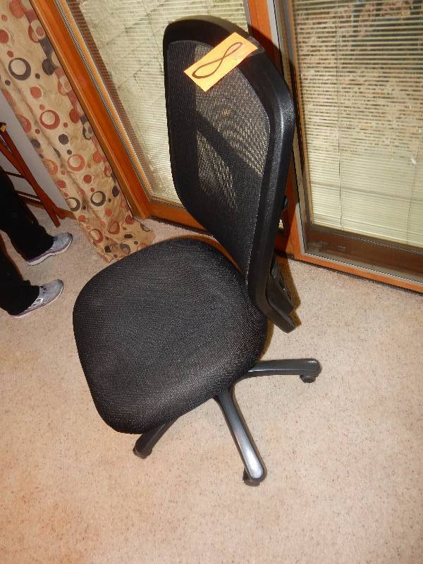 lot 8 image: Black net back Office Chair