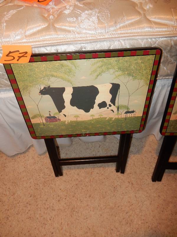 lot 57 image: 2 TV Trays.. 1 Cow Theme, 1 Pig theme.