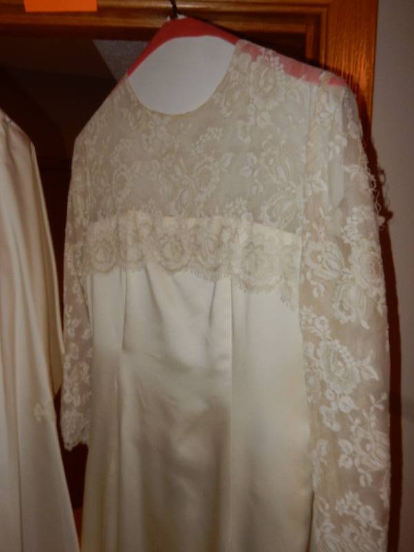 lot 70 image: Wedding Dress.. Very nice shape.. Size 12