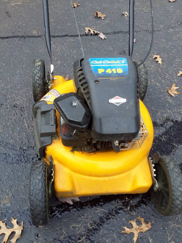 lot 95 image: Cub Cadet lawnmower, 18in W.. PUSH