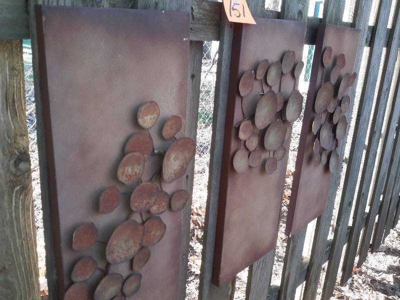 lot 151 image: Nice metal garden dcor..