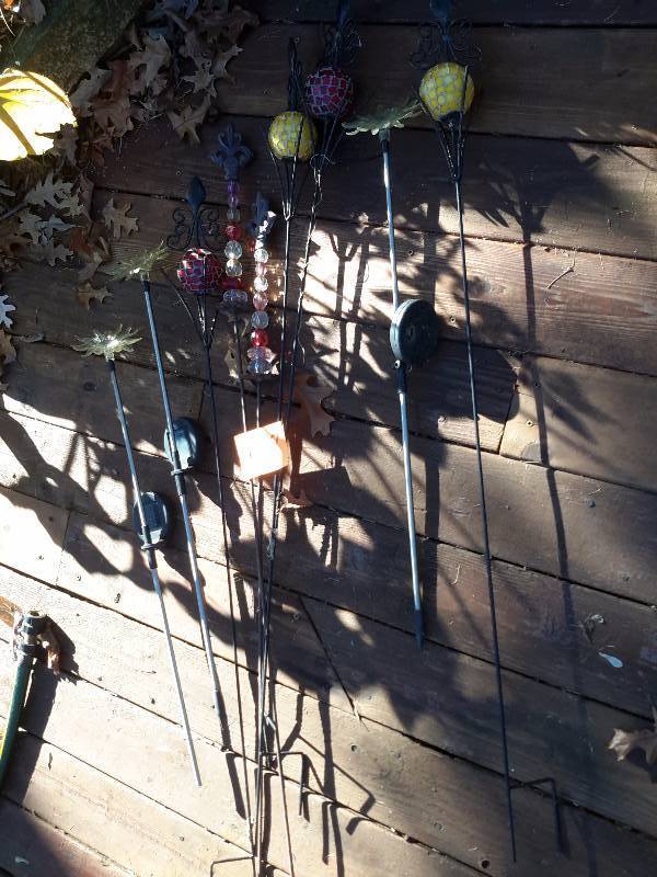 lot 148 image: Misc. Yard and Garden Decorative stakes