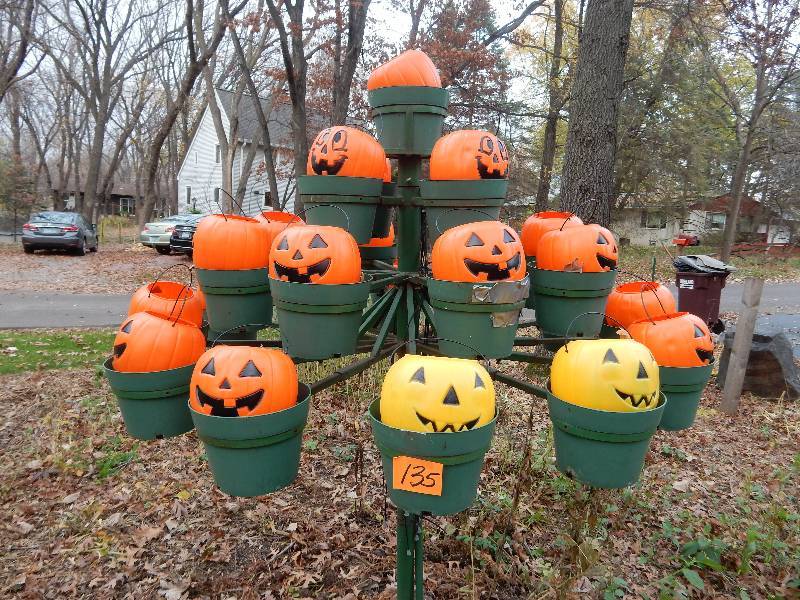 lot 135 image: Misc. Seasonal Dcor