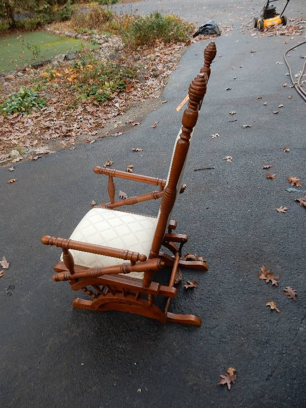 lot 136 image: Very nice Wood and upholsterd platform rocker