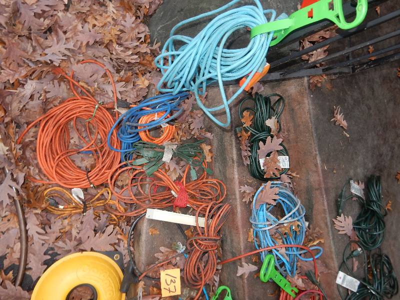 lot 137 image: 14 Various sizes of electric extension cords