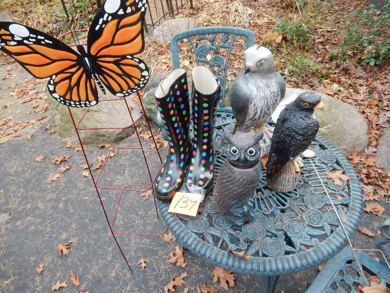 lot 139 image: Misc. outdoor decorative items as pictured