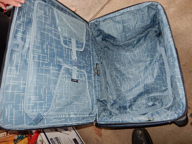 lot 121 image: Large Travel Pro Suit Case.. Almost like new