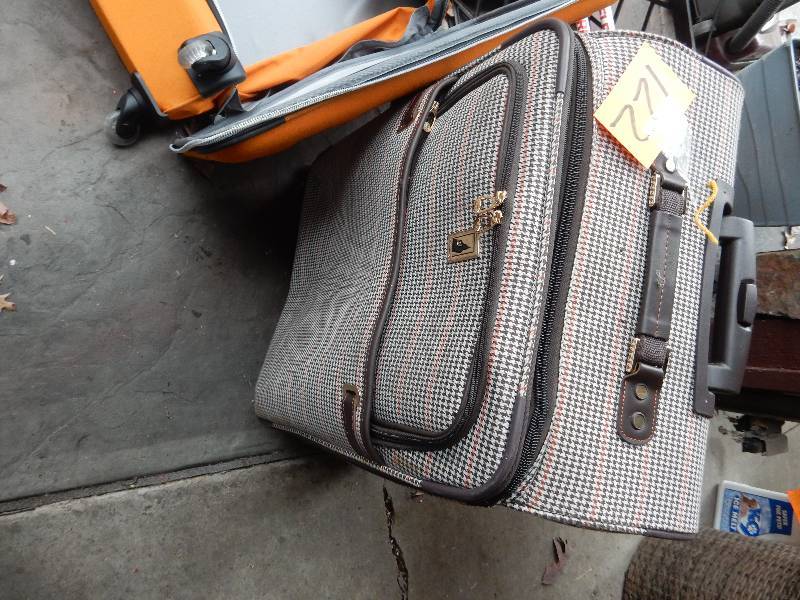 lot 122 image: 2 Nice mid size Suit Cases..