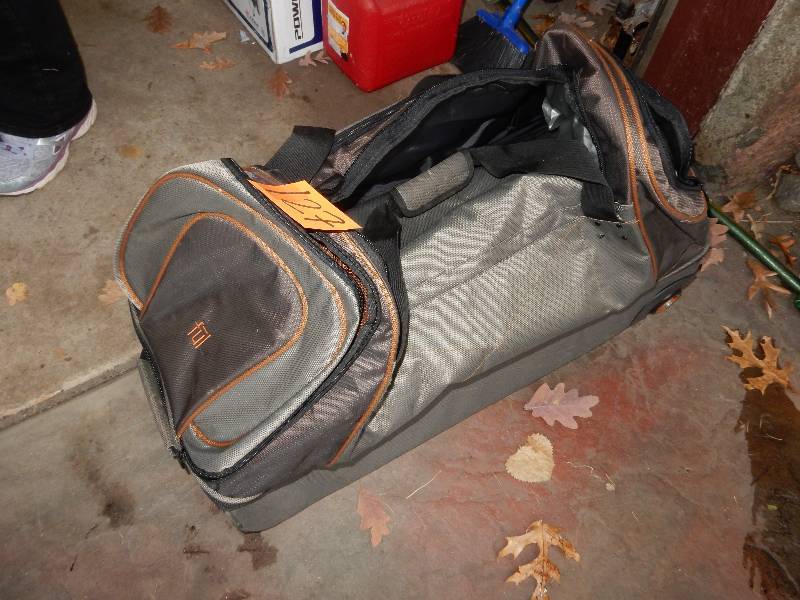 lot 127 image: Nice Duffle bag type of suit case.. Approx 30 in