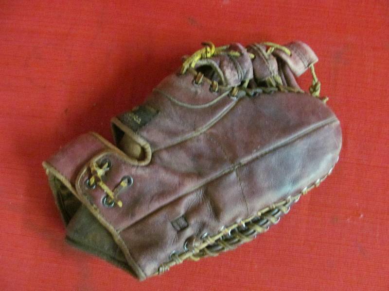 lot 59 image: vintage catchers mitt