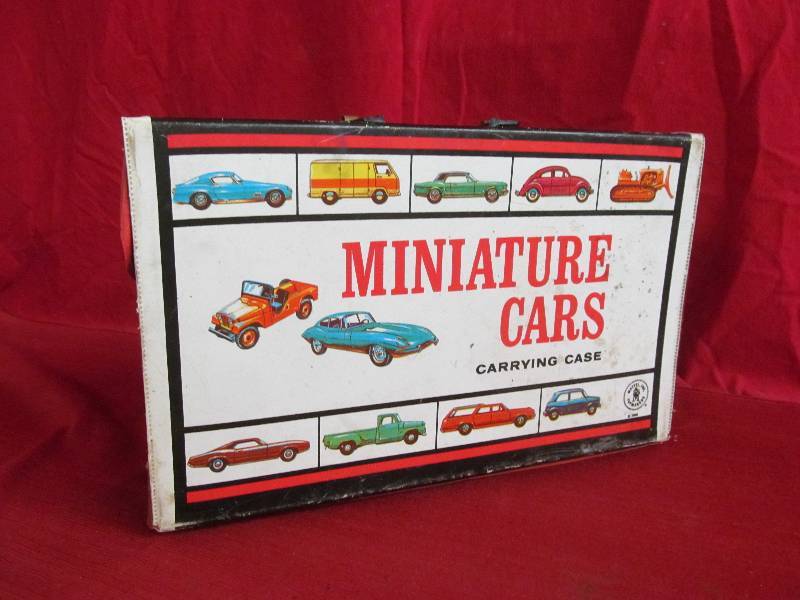 lot 72 image: vintage mini car carrying case
