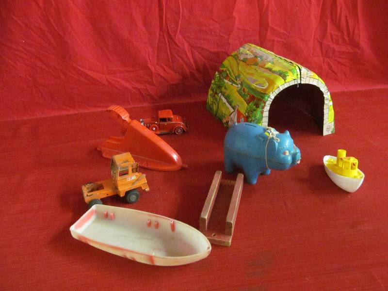 lot 87 image: Vintage toys
