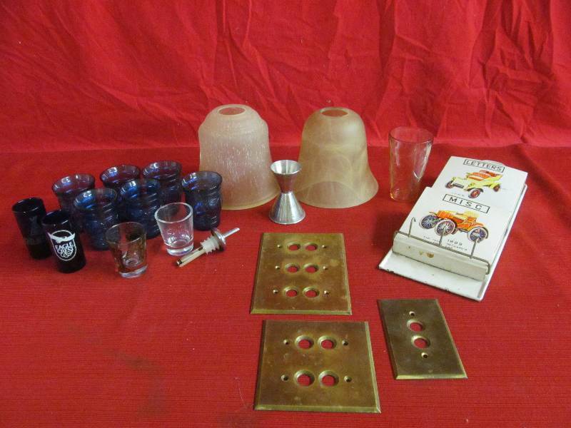lot 90 image: vintage collectables