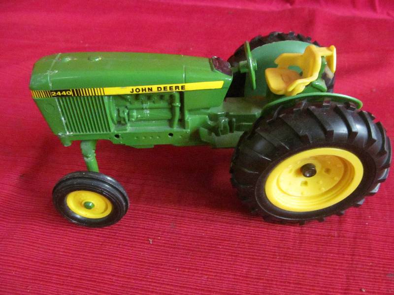 lot 174 image: John Deere tractor