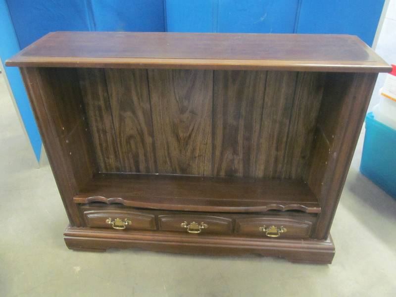 lot 183 image: book shelf