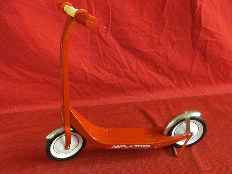 lot 206 image: Radio Flyer Dcor