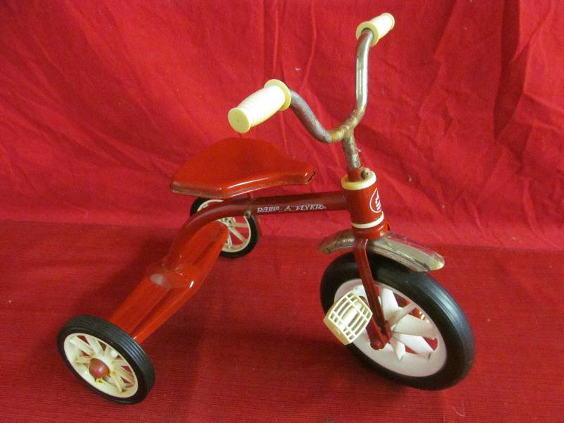 lot 208 image: Radio Flyer Dcor