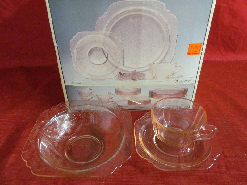 lot 219 image: Dish Set
