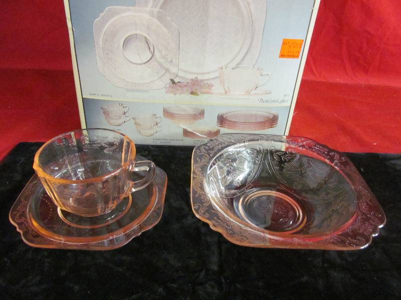 lot 220 image: Dish Set