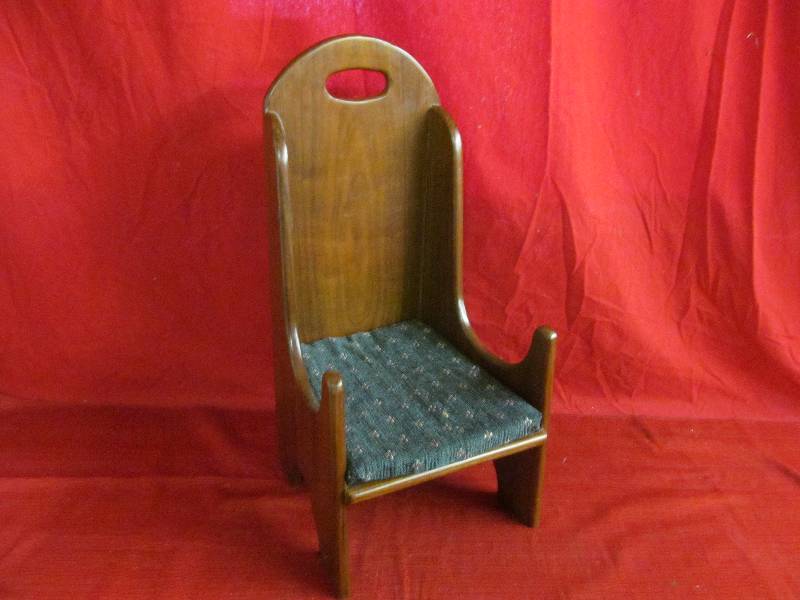 lot 225 image: Doll Chair