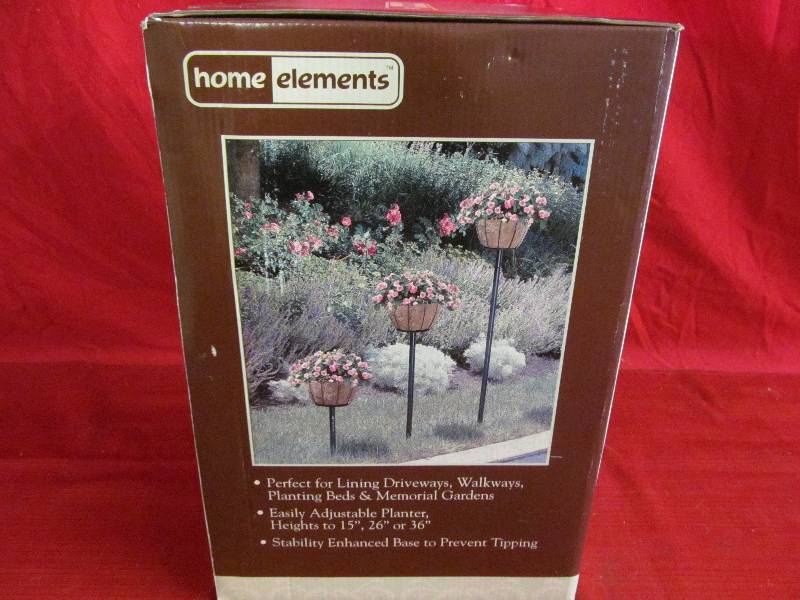 lot 234 image: Planter Set