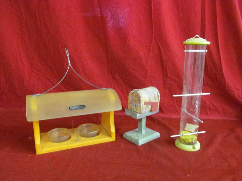 lot 290 image: Bird Feeders