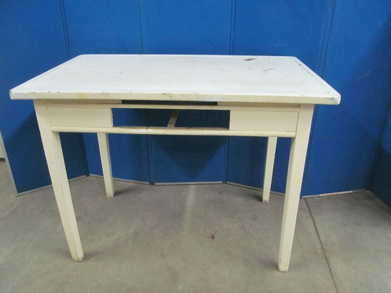 lot 293 image: Vintage Table