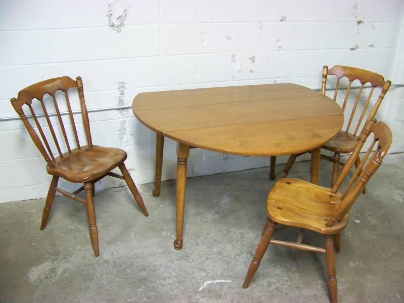 lot 15 image: Genuine Cushman, Colonial Creation VintageAntique Drop Leaf Dining Table, Chairs and Extra Extension Leaf