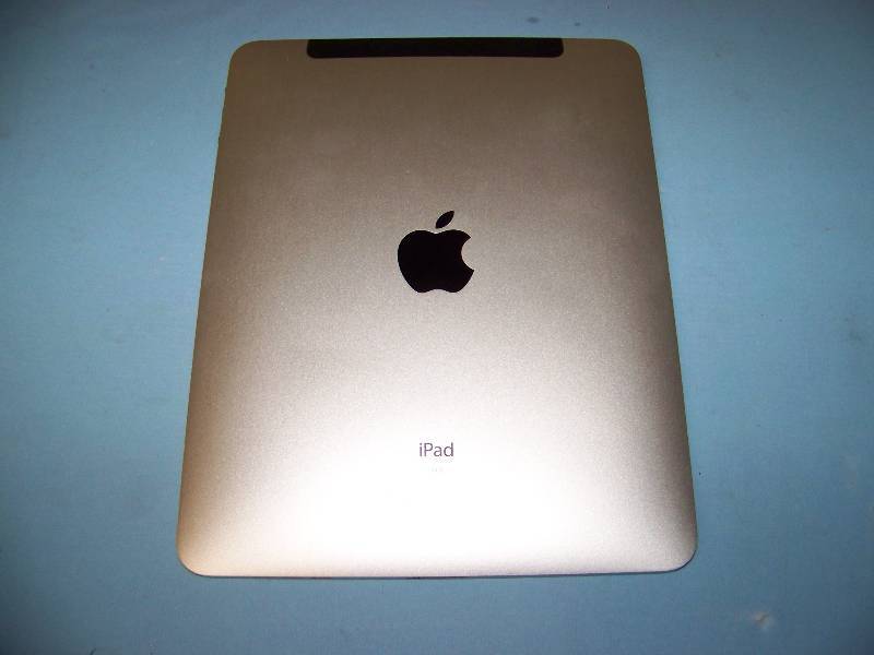 lot 22 image: Apple, 16GB, iPad with Case and Charger