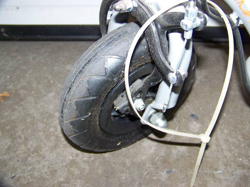 lot 34 image: Razor, Electric Scooter with Charging Cable