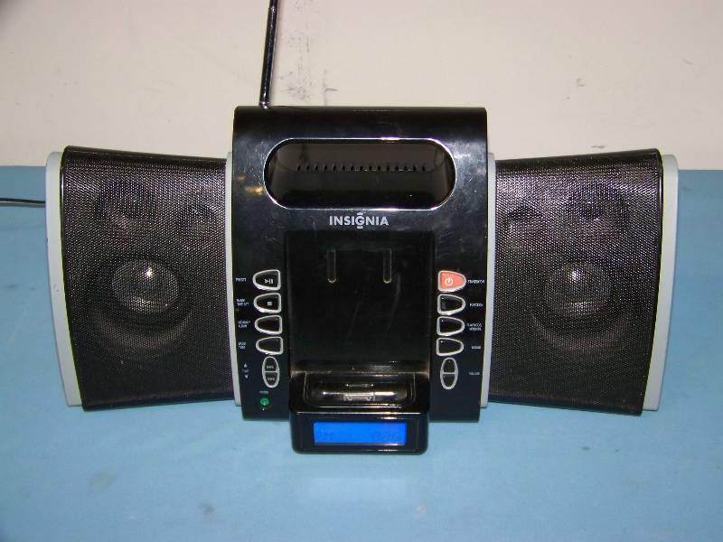 lot 70 image: Insignia, Compact Stereo with AMFM Tuner, CD Player and iPod Dock