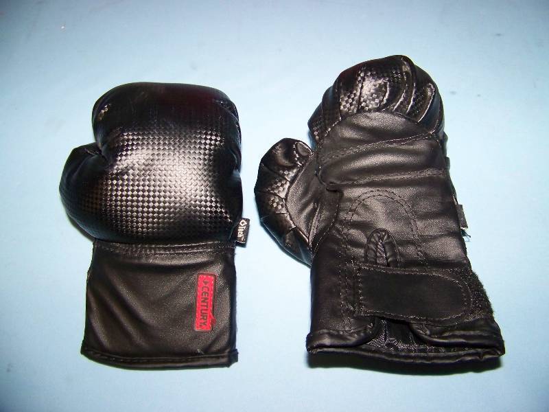 lot 52 image: Kids Heavy  Punching Bag and Boxing Gloves