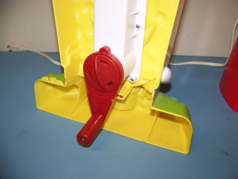lot 60 image: (2) Kids Snowcone  Slushie Makers
