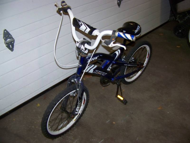 lot 57 image: Kids Bike  Bicycle